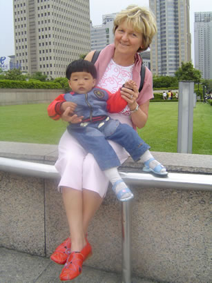 Marie-Marselle having her picture taken with yet another Chinese kid